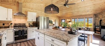 Howdy Cabin: Hot Tub, Stunning Views, EVSE, Wi-Fi