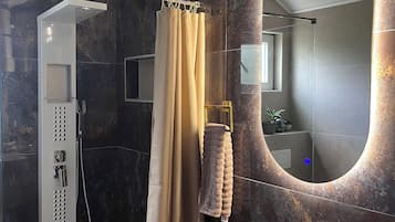 Douche, sĂšche-cheveux, serviettes fournies, savon