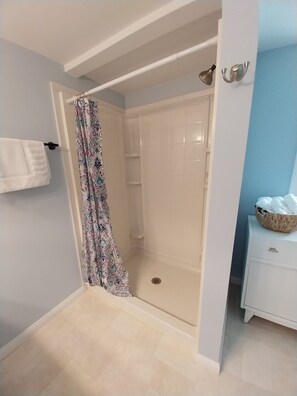 Regadera, secadora de cabello, toallas, jabón