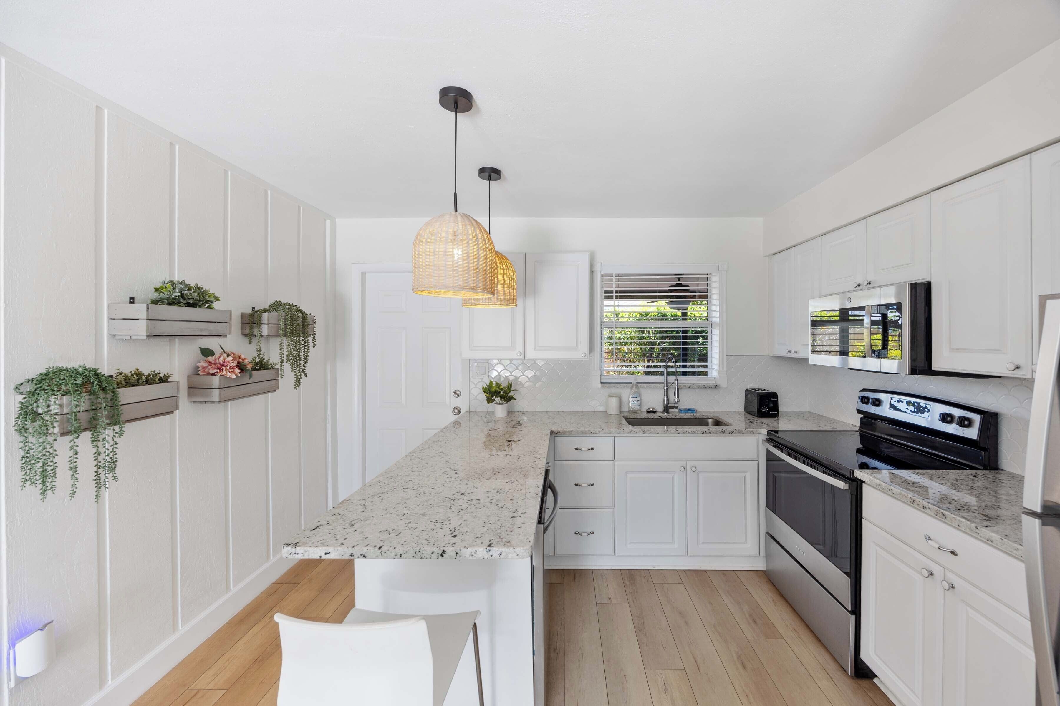 Kylskåp, mikrovågsugn, ugn och spishäll