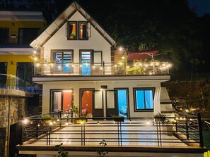 Voorkant accommodatie - avond/nacht