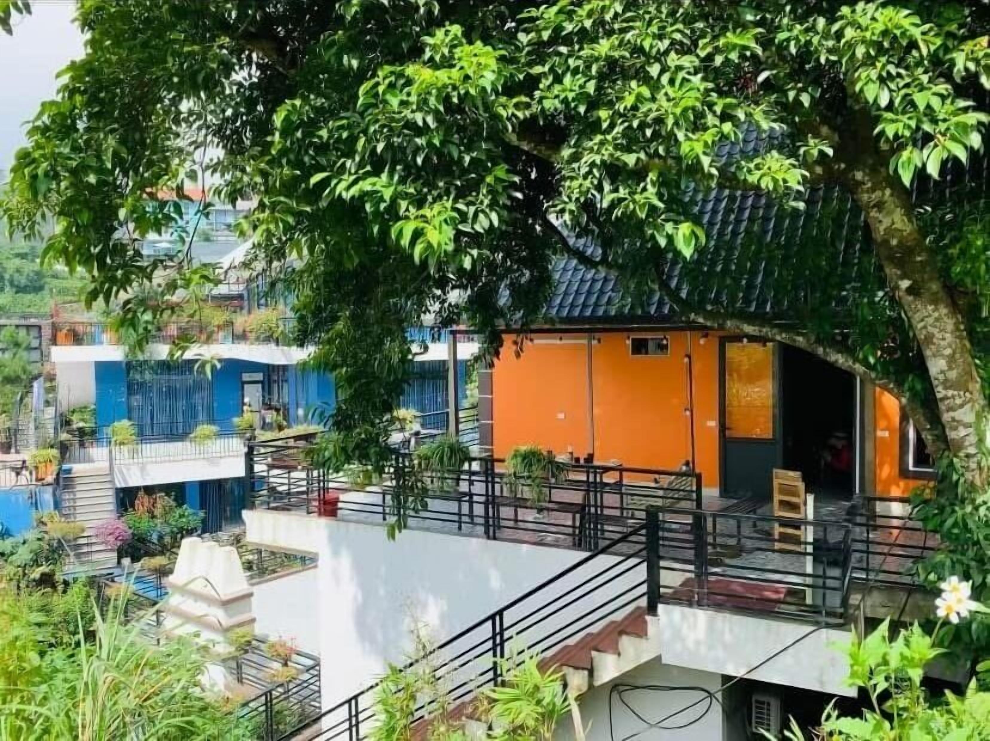 Un edificio de varios pisos con terraza y una escalera.