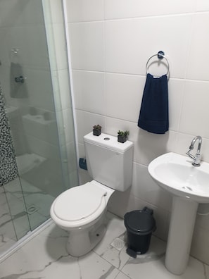 Toallas, jabón, papel de baño 
