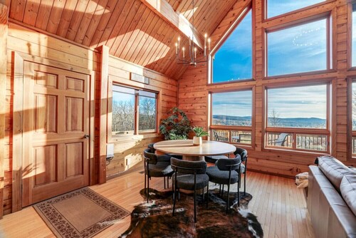 Ella Bella Chalet: Hot Tub, Stunning Views, Wi-Fi