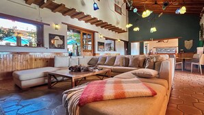 A cozy living area with a sofa, a coffee table, and a patterned rug. - El Mesón del Ticúz Tapalpa (Tapalpa)