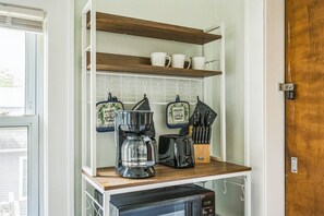 Interior - Dearborn Den: Winter Retreat in Dearborn – Perfect for Families (Dearborn)