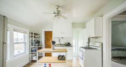 Dearborn Den: Cozy Flat for Fall Travelers, Where Fall Memories Are Made