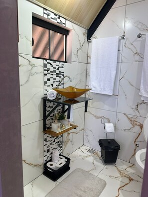 Haartrockner, Handtücher, Toilettenpapier