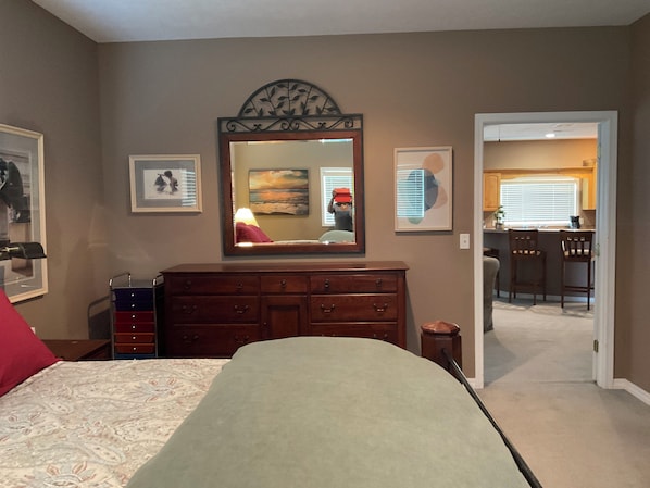 1 bedroom, iron/ironing board, free WiFi, bed sheets - Cozy farmhouse in charming Great Falls with WiFi, AC and indoor parking (Great Falls)