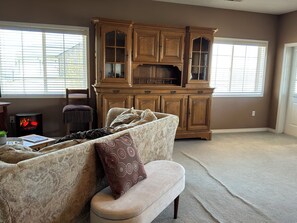 Interior - Cozy farmhouse in charming Great Falls with WiFi, AC and indoor parking (Great Falls)