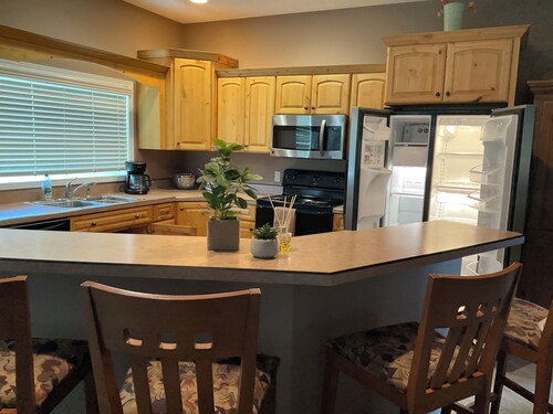 Cozy farmhouse in charming Great Falls with WiFi, AC