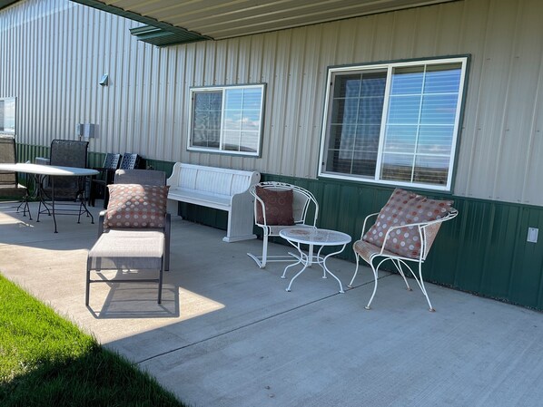 Outdoor dining - Cozy farmhouse in charming Great Falls with WiFi, AC and indoor parking (Great Falls)