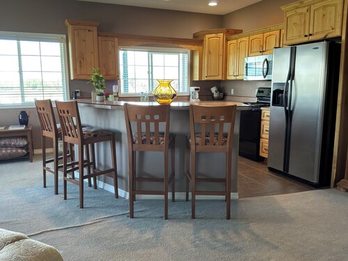 Cozy farmhouse in charming Great Falls with WiFi, AC and indoor parking