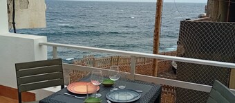 TRANQUILITY IN FRONT OF THE SEA