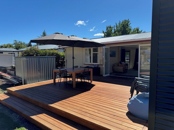 Outdoor dining - Cosy 1960's Kiwi Holiday House (Omarama)