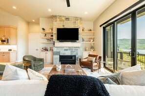 Smart TV, chimenea, futbolito y tenis de mesa