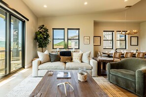 Smart TV, chimenea, futbolito y tenis de mesa