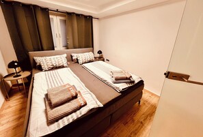 3 bedrooms, desk, iron/ironing board, WiFi