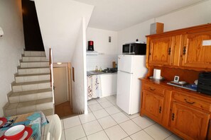 Fridge, microwave, stovetop, cookware/dishes/utensils - Sunny Getaway – Cozy Duplex near the Beaches Terrace Parking (LE GRAU DU ROI)