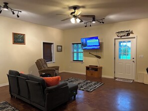 Smart TV - Cozy studio in charming Shelbyville with WiFi, AC,.9 mile from Huxley Bay Marina (Shelbyville)