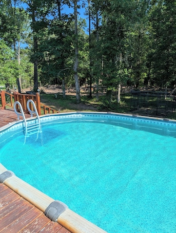 屋外プール. Cozy studio in charming Shelbyville with WiFi, AC,.9 mile from Huxley Bay Marina