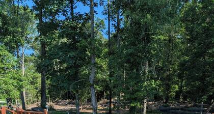 Cozy studio in charming Shelbyville with WiFi, AC,.9 mile from Huxley Bay Marina