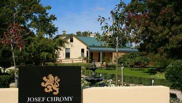 En byggnad med en skylt framför som visar texten ”JOSEF CHROMY TASMANIA”.