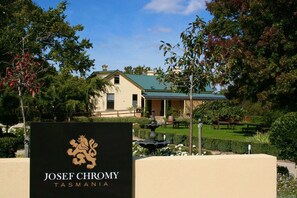 Un edificio con un cartel que dice 'JOSEF CHROMY TASMANIA'.