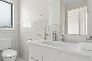 环保洗浴用品、吹风机、毛巾、肥皂