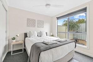 1 多间卧室、客房内保险箱、办公桌、熨斗/熨衣板