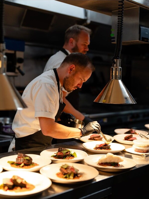 Chef`s fine dining plating showcasing Tasmania`s culinary scene - Stylish and Spacious Launceston Villa + Free Wifi (Launceston)