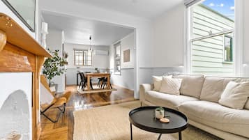 Una televisión, un reproductor estéreo