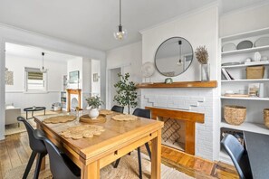 Dining - Tranquil Launceston Getaway - You'll fall in love! (Invermay)
