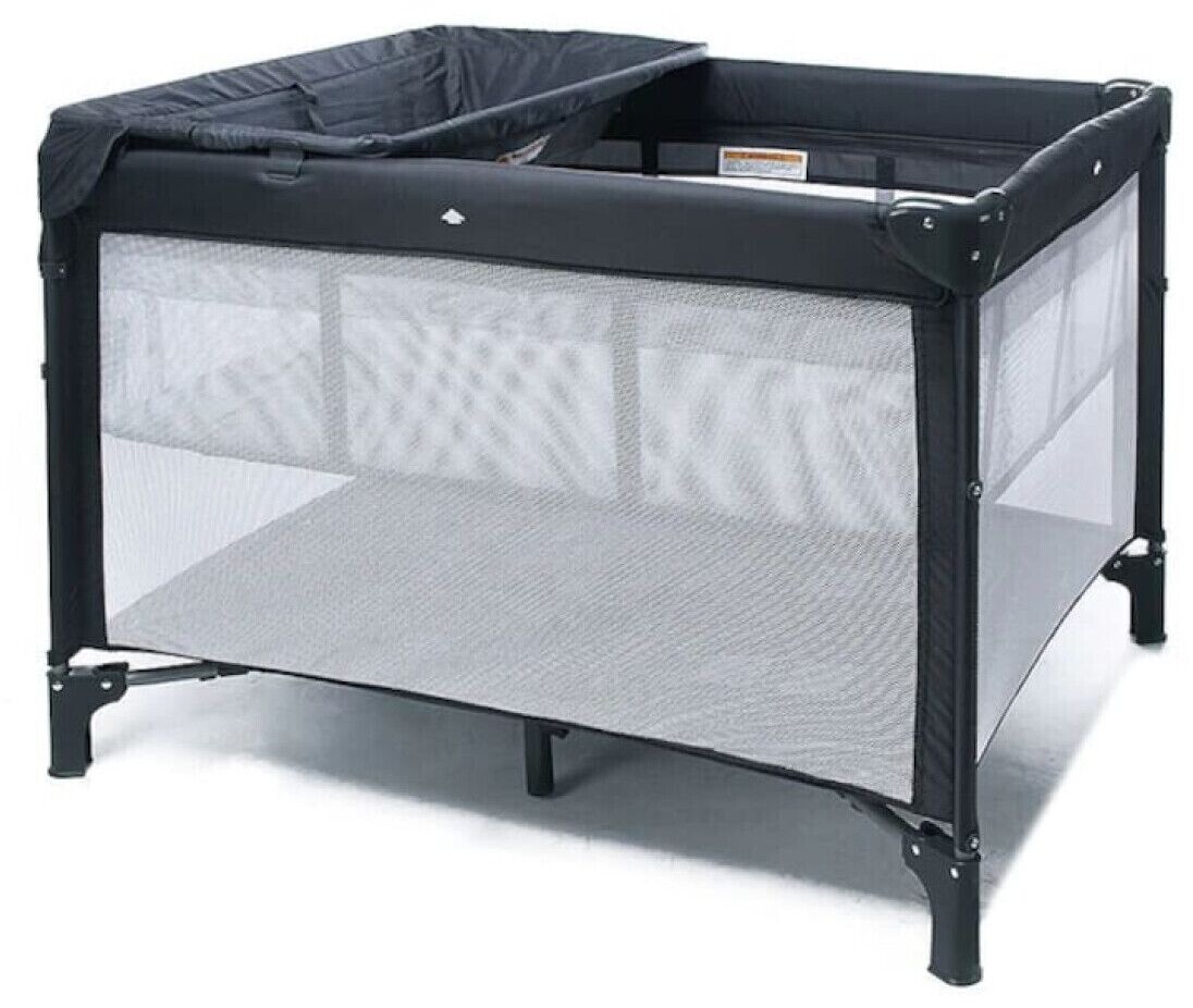 Un berceau portable doté d’un dessus en tissu ajouré et d’un fond solide, conçu pour être pliable et muni de quatre pieds.