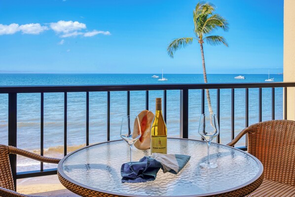 Outdoor dining - Sugar Beach 417 Direct Row Beach Views in Beautifully Upgraded Ocean front Condo Home (Kihei)