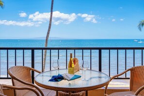 Outdoor dining - Sugar Beach 417 Direct Row Beach Views in Beautifully Upgraded Ocean front Condo Home (Kihei)