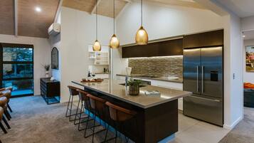 Luxury House, Mountain View | Private kitchen | Full-sized fridge, microwave, oven, stovetop