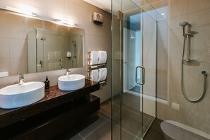 Luxury House, Mountain View | Bathroom | Combined shower/tub, hair dryer, towels, soap - The Clearview House - Lake Views (Wanaka)