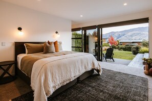 Luxury House, Mountain View | 5 bedrooms, blackout drapes, iron/ironing board, free WiFi - The Clearview House - Lake Views (Wanaka)