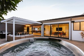 Outdoor spa tub - The Clearview House - Lake Views (Wanaka)