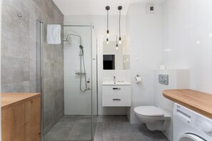 Dusche, Haartrockner, Handtücher