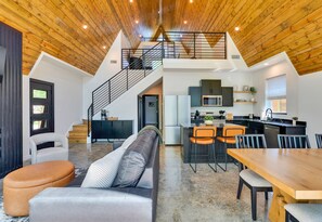 Smart TV, fireplace - New Modern Cabin with Pool, Sauna, and Cold Plunge (Hot Springs)