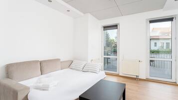 Tabla de planchar con plancha, wifi y ropa de cama