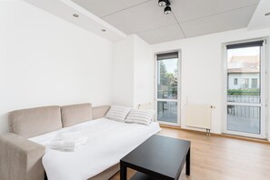 Tabla de planchar con plancha, wifi y ropa de cama