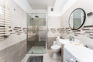 Shower, hair dryer, towels - Konecznego Urban Escape Studio (Kraków)