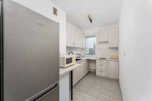 Refrigerador, microondas, placa de cocina