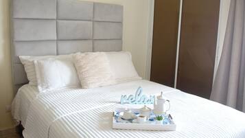 2 quartos, escrivaninha, ferros/tábuas de passar roupa, berço de viagem