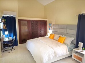 2 makuuhuonetta, työpöytä, silitysrauta/-lauta, vauvan matkasänky