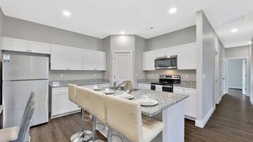 Geladeira, micro-ondas, fogão, cooktop