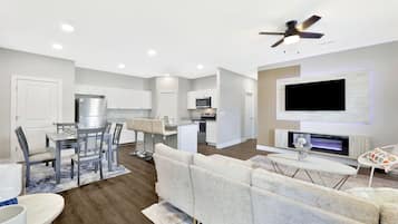 Smart TV, lareira, livros, aparelho de som